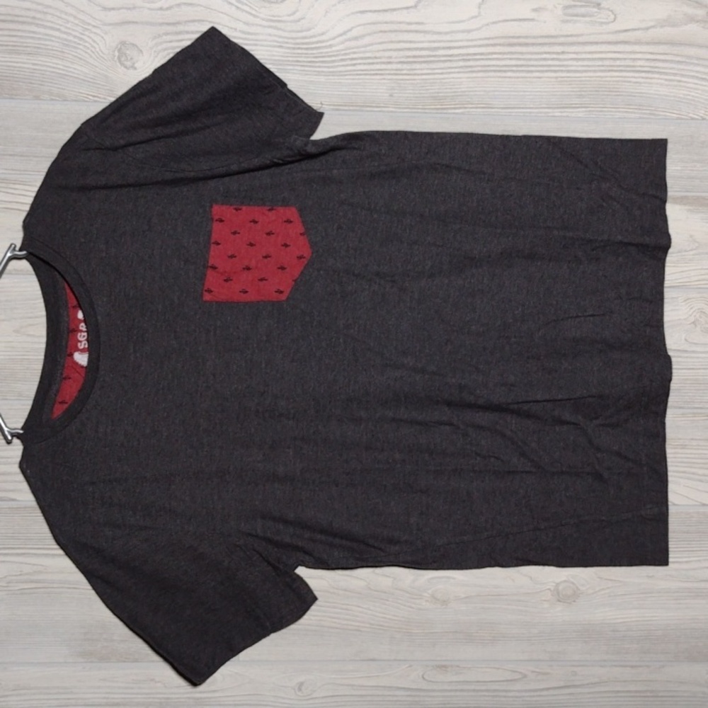 ✴️3 for $15: Grey Tee W/ Red Cactus Pocket
